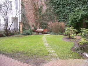 begrünter, ruhiger Innenhof